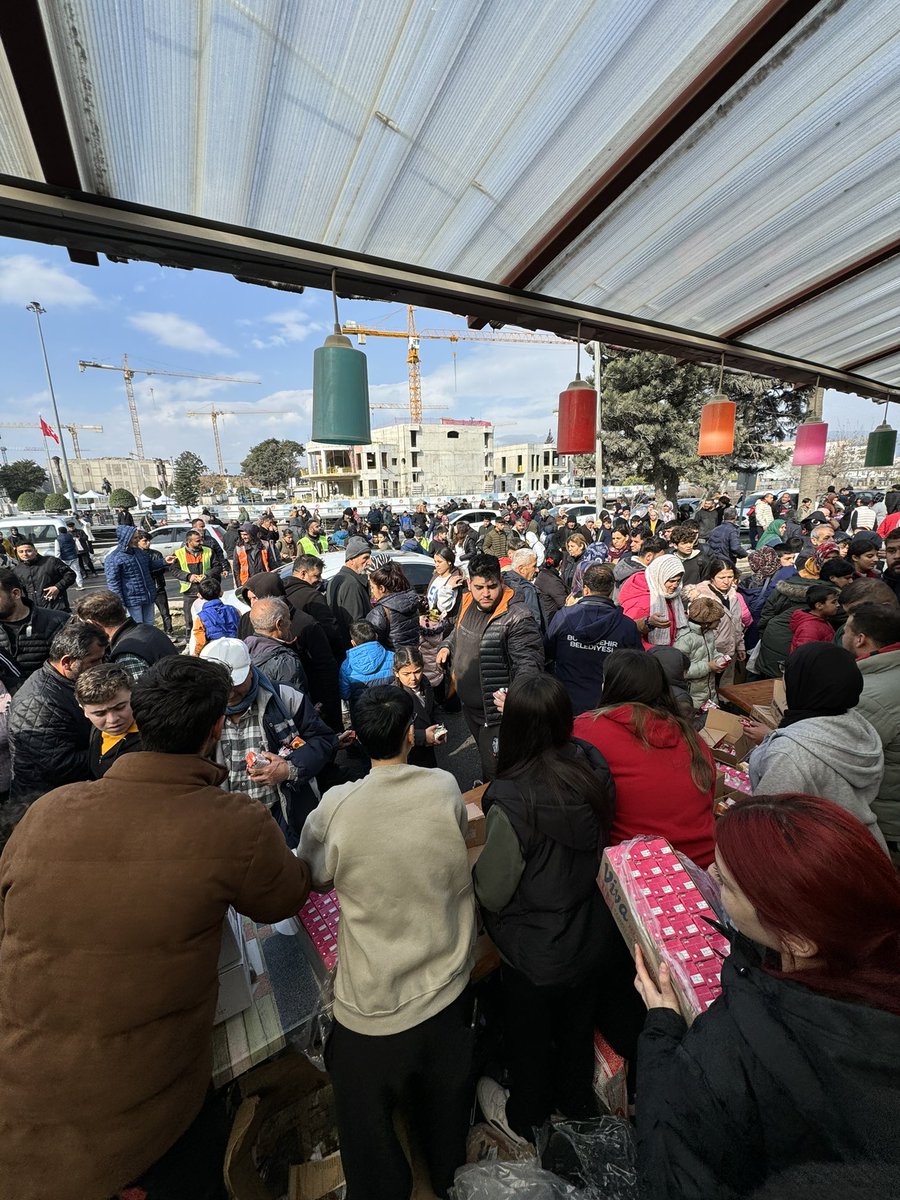 Depremin 2nci yıl dönümünde Hatay’da kaybettiğimiz canlarımız için 6.000 kişilik yemek dağıttık..
Canlarımızın mekanı cennet olsun