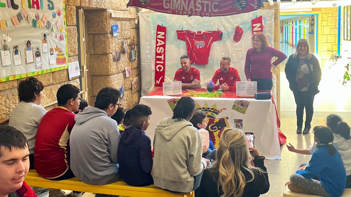 NASTICTARRAGONA's tweet photo. 👋🏻 #MFernandez i @Victor_Narro han visitat als alumnes del CEEPSIR Escola Solc
🖌 Gran estona amb els més de 70 alumnes del centre. Respostes a les seves qüestions, autògrafs, futbol i més sorpreses❗️
❤️🤍 Us esperem molt aviat al Nou Estadi Costa Daurada
#14milraons https://t.co/kgQokfuPvu
