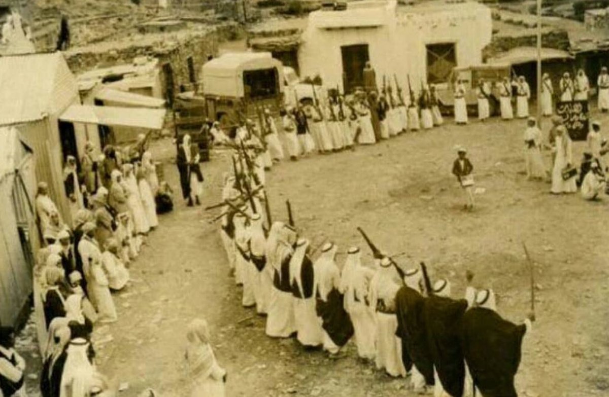 ghamd_history's tweet photo. كسوة رجال الهيس بن نعمان
•الهيس بن نعمان : يطلق هذا الإسم على قرية الأبناء نسبةً لجدهم الهيس وهي أحد قرى بالشهم حاليًا وتعود أصولهم إلى قرية الغازي أحد قرى دار الضلع من بلجرشي #غامد 

روى بعض كبار السن ممن كان لهم ذاكرة جيدة أن امرأة من بيت الحريز من قرية الأبناء تزوجت في قرية الباحة ولبعد المسافات في ذلك الزمن انقطعت الصلة بينها وبين أقاربها حتى رزقت بمولود ذكر  وكانت العادة المنتشرة في قرى غامد أن يتم الختان عندما يكبر المولود ويزيد عمره عن عشر سنوات في حفل عام مع أقرانه من فتيان القرية يحضره كافة الأهالي وبعد الختان يقف الفتى ليعرف الناس بأهله وأخواله ومن ثم وقف هذا الفتى بعد ختانه ليعلم الناس بأهله ولم يتعرض لذكر أخواله وعيّره رفاقته بذلك وأضافوا إلى ذلك أن أمه يمانية ليس لها أهل فلما رجع الفتى إلى أمه وأخبرها بما سمع وسألها عن حقيقة أهلها وعن نسبها قالت له : "إني من قرية الأبناء التي يلقب أهلها برجال الهيس"
وما يزال لي أهل وقرابة هناك وسوف أعرفك على أخوالك قريباً بإذن الله، ثم إنها عمدت إلى كتابة رسالة لابن عمها شرحت فيها حالها وحال ابنها فقام بعرض الأمر على كبار الجماعة ومن ثم تم الاتفاق على أن يذهبوا للمباركة في الختان وكسوة ولد ابننهم والسلام عليها كما جرت به العادة في قرى غامد ومن جاورهم من القرى في مثل هذا الموقف وأخذوا معهم شاعر المنطقة في ذلك الوقت الشاعر علي جماح وعند وصولهم مكان الحفل رحّب بهم الشاعر الكبير عبدالله بن صالح الزرقوي بهذه الحدوه

الطرف الاول
مرحبا عند من رحّب بكم يارجال الهيس الف
يالذي يقطع الشرهه ولا عاد في جنبه شراها
يوم عبدالعزيز ابن احمد الغامدي ختمّ رها
قيس زهران والغمد وذا في المواقف راقب
والله لازيد ثم ازيد واشق حرف القاف لَجلُه
بدوة القيف عند القيف يا غامد اعليها الشِفا
قام كل يقل ما لجهله ما كساني خاليه 
نحمدالله جليل الملك ذا في المواقف ما جرى شي
وان بو زوبعه لابد يلقاك يابو مرّتين 

الطرف الثاني
يال صويلح تجملتم وزدتم على المقضى سلف
الثلاث البقر قالوا بستين ومحمد شراها
وارفقوها بجالوقين من سطعش خذ تمرها
والمفارش ثلاثه والقهاوي ثلاث افراق بن
وصحون كما القيزان والسمن لو فُلج لج به
ليسقي في جوه وتاليه في راس الشفا
مابي الا احمد البصّال تصبح بيوته خاليه
اقرو الفين من غير القبيلة ومن غير الجراشي
وبعد تالي الضيفه تصدّر كماهم مرتين
وظهر في المعراض الشاعر علي جماح الغامدي فقال هذه الحدوه

الطرف الاول
يالله ياذا يميت الحي وإن راد يحي الميتين
ما درى عنه بعض الناس والرب يدري عن دراهم
رحمتك يا كريم يا لطيف بخلْقَك هل بها
وتنْني سلام الله لكم يا وفا ذرعانية
يا زروب الطوارف لا سمح دونها العداد عدة
لا صبح النو يحتي والجها هيل محتاجة لنا

الطرف الثاني
يا صالح كسوة أخوالك لموجب وصولك ميّتين
أما مية ريال فأستلمها بنقدية دراهم
وأما خمسين فاهي في المكاسي وتستاهل بها
وأما عشرين للباحة وكسوة فراش العانية
هذه ميّة وسبعين الذي عدّها العدّاد عدة
وثلاثين خذناها لحاجة ومحتاجة لنا

ومن خلال الطرف الاول يتضح مقدار الكسوة التي قدمها رجال الهيس في هذا الموقف والتي تليق بمقامهم وتفوق كل تصورات الحاضرين لأن المئتين ريال في ذلك الوقت مبلغ كبير جداً ويقال أنهم فرشوا مصنفًا ونثروا الدراهم عليه ومن ثم بدأوا يعدون وفق التوزيع المذكور في الحدوة وهذا ما حدى بالشاعر الكبير عبد الله الزرقوي شاعر قبيلة بني عبدالله من غامد أن يرد على قصيدة علي جماح بما جرت عليه العادة في مثل هذه المواقف بين أهل الباحة وما جاورهم من قرى غامد ويشيد بما قدمه رجال الهيس متخيلاً أن هذه الريالات من كثرتها ربما تكون كنزاً أو غلّة عثروا عليها إلا أنه يستدرك ويقول إن هذه الريالات جديدة لشدة بياضها وكبر عين صورة الملك المضروبة في عهدها ويقول في الحدوة هذي : 

الطرف الاول
ياسلام الله على القيف الذي عنده ولاجرى
ياهل مرتينًا قريديًا بطونه كنّها الحيّاتي 
الله يقرع ما يشيّن عالحناشا والمخيّله
نارت الدنيا بكم وجبالنا عادت زهارنه
يالذي كمّل وجمّل دون وجهه حي تالجمّاله
تبنى الامداح واللي قالها مايُكفرا نسه
والكذاب انه كذابٌ والقصافه ماتُجي احوشه
يالذي ودّى لبن شايق بيارق يوم فازع بيشه
والبحيري ينكسر لو كان فالهيّات ضاح كون
والعلوم اللي معا عبدالعزيز البُرّع يُونها

الطرف الثاني
يا علي جماح هذا العلم ما قد جا ولا جرى
عندنا نكسي العمايم والعقل ومصانف الحياتي 
واربعين نعدها ونبدي بها قيس المخيّلة
هذي اللي بيننا انحن واشراكتنا الزهارنة
وانتم جيتونا بصندوقين فكّت عتق الجمّالة
يوم شدّوها فابت تنشد من جور الفرانسة
كنّ هذي الغلّة اللي يذكروها عند جحوشة
يوم قالولي بيلحقها من الحفيا وفازع بيشة
غير ذولا حوب ماصبت صورهم ياتضاحكون
لا إله إلّا الله ما ابيضها وما كابر عيونها