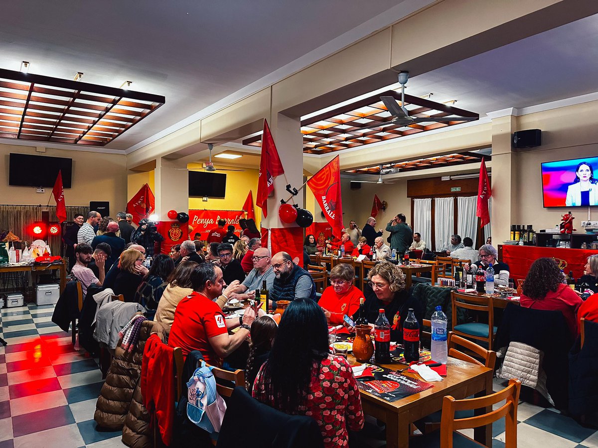 ♥️🖤 Ahir vàrem passar una bona estona amb els nostres amics de la Penya Barralet <a href="/penya_barralet/">Penya Barralet</a> 
Gràcies per pensar amb nosaltres i per estar sempre amb el RCDM.
📷 <a href="/RCD_Mallorca/">RCD Mallorca</a>