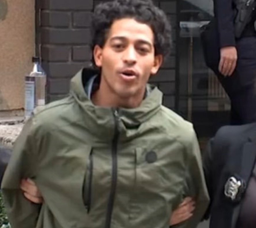 Inmigrante venezolano🇻🇪, que atraco a una fiscal de new york🇺🇲 hace meses y fue visto en la corte riendo y confiado, en el gobierno de biden, ya fue enviado a la cárcel de #Guantanamo🇨🇺  🤣🤣 y ahora se ríe?