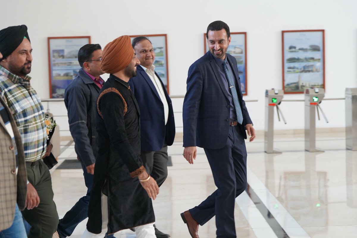 This moment, this feeling, speechless!
Moderated a session for incredibly kind and humble Dr. <a href="/SufiSartaaj/">Satinder Sartaaj</a> Ji at InkReadible Writers Festival 2025. Highly thankful to #SatinderSartaaj Ji for his poetic and soulful presence.