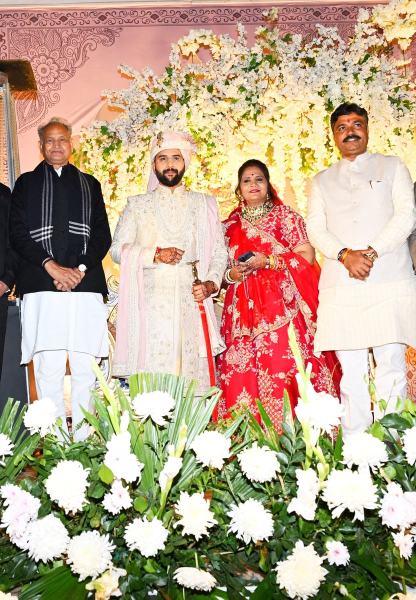 TikaRamJullyINC's tweet photo. "पूर्व मुख्यमंत्री आदरणीय अशोक गहलोत जी के साथ सांसद कुलदीप इंदौरा जी के सुपुत्र के शुभ विवाह समारोह में सम्मिलित होकर नवविवाहित जोड़े को शुभकामनाएँ प्रेषित कीं।

ईश्वर से प्रार्थना है कि नवदंपति का जीवन सुख, समृद्धि और खुशियों से भरा रहे।

#विवाह_समारोह #AshokGehlot #TikaramJully #Congress #शुभकामनाएँ"