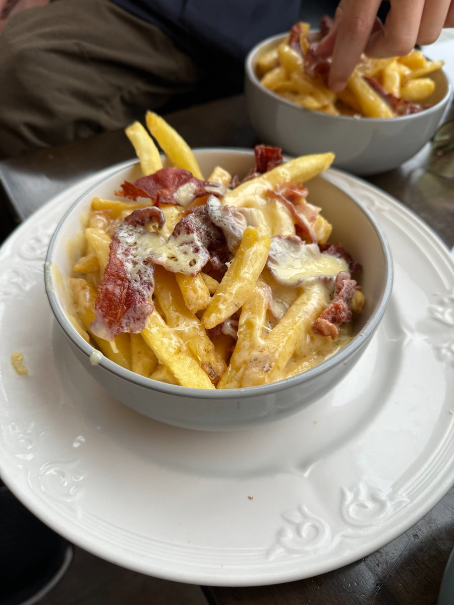 Just Yum! These are the best cheesy fries 🍟
@nationalclayshootingcentre, Clay's Cafe. Perfect after a good shooting practice. Great shooting ground, great comfort food😇

#claypigeonshooting #bisley #ecfeatherstone #AnEnglishmansJourney