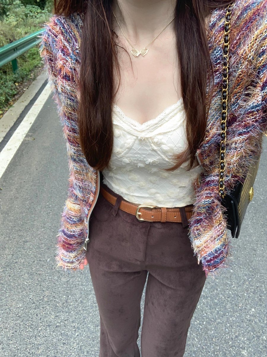 Zyzyzyts's tweet image. Independence is the most beautiful armor of a girl. When you are beautiful and busy, why worry about gains and losses?