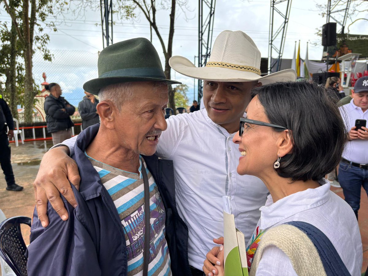 susanamuhamad's tweet image. #Támesis: Escuchar es hacer justicia 

En los territorios, las comunidades nos enseñan lo que significa resistir. Nos muestran que defender el agua, los bosques y la vida no es una opción, es una necesidad.

No imponemos, caminamos juntos. Porque la tierra tiene memoria y las…