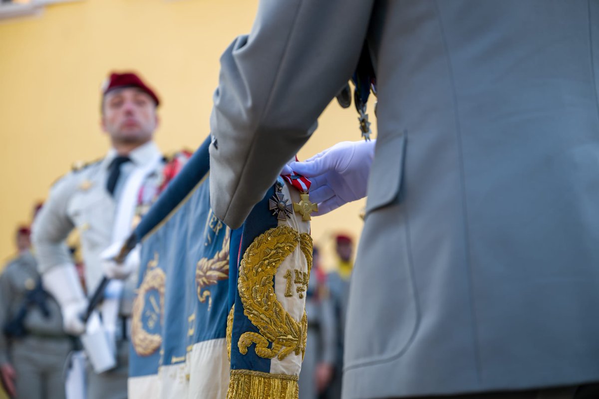 1erRCP's tweet photo. 🦅 À l’issue d’un raid sur les traces de leurs Anciens pour les 80 ans de la libération, les Rapaces ont reçu du général commandant la @11eBP, une citation avec palme pour leurs actions au Sahel. Un symbole qui fait le lien entre les combattants d’hier et ceux d’aujourd’hui 🇫🇷 https://t.co/GnhKJ82cwz