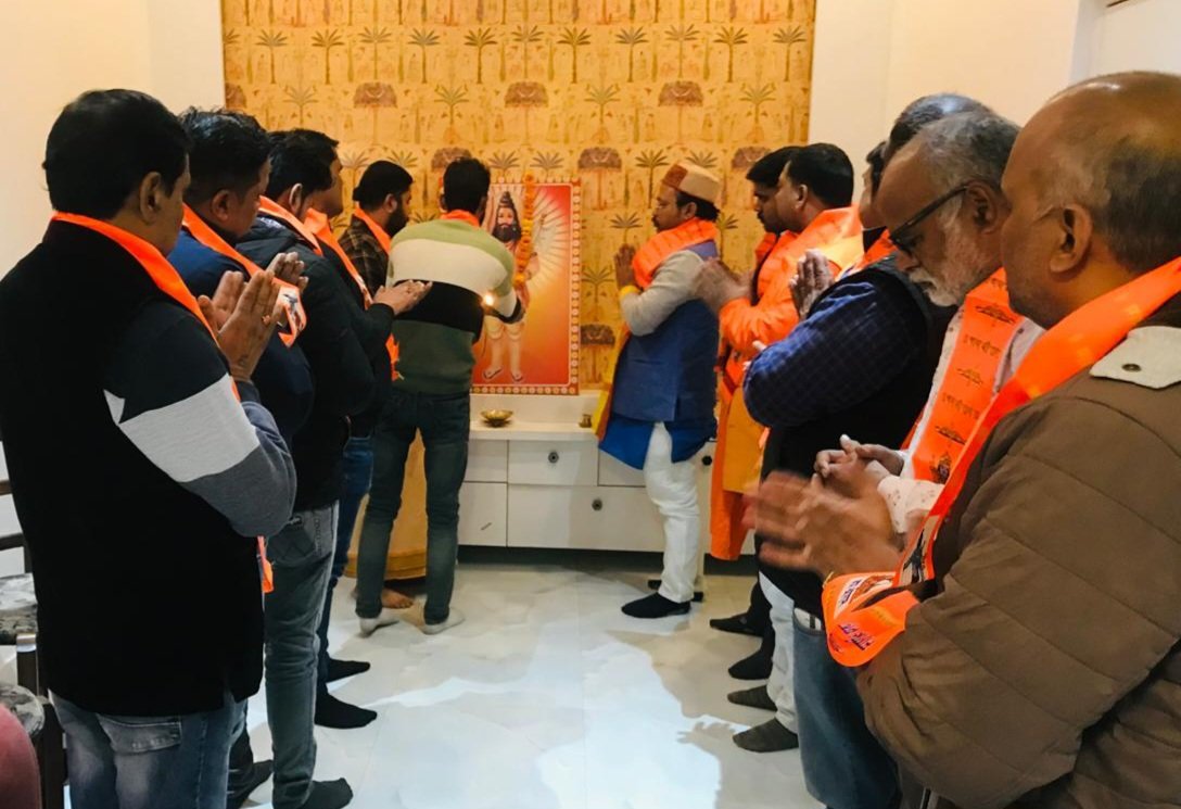 BrahamSamvadUP's tweet photo. आज #बरेली में  उत्तर प्रदेश अध्यक्ष @BrahamSamvad श्री @viswadeep12345 जी के मार्गदर्शन में संगठन के पदाधिकारियों द्वारा कर्मचारी नगर में गुरुवार के दिन चिरंजीवी भगवान परशुराम चालीसा का पाठ कराया गया ।
 #परशुराम_चालीसा 
#जय_परशुराम 
#जय_श्री_राधे_कृष्ण https://t.co/spNwflqkwZ