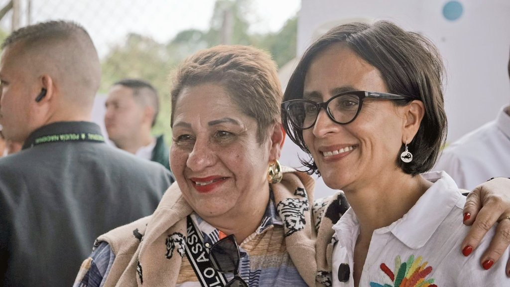 susanamuhamad's tweet image. #Támesis: Escuchar es hacer justicia 

En los territorios, las comunidades nos enseñan lo que significa resistir. Nos muestran que defender el agua, los bosques y la vida no es una opción, es una necesidad.

No imponemos, caminamos juntos. Porque la tierra tiene memoria y las…