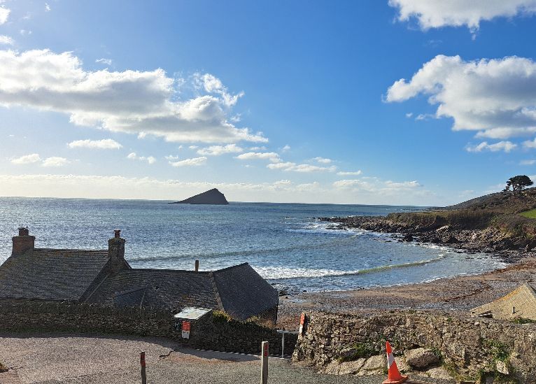 What a beautiful day! Our first rockpool safari of the year is coming up in a weeks time on Saturday 15th February.  We're really looking forward to seeing you there. Follow the link below to book on. buff.ly/4hAqS4S