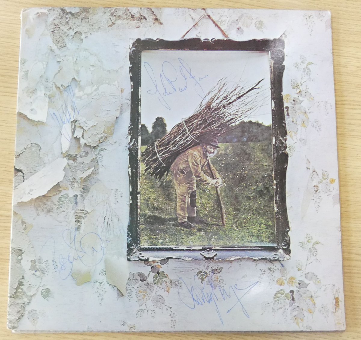 LacyScottKnight's tweet image. Our next Memorabilia auction includes a rare piece of rock history.
Not only is the 1971 album by rock legends, Led Zeppelin, (aka IV), one of the most influential and best-selling albums of all time, but the cover is signed by all four band members buff.ly/4aLLepJ