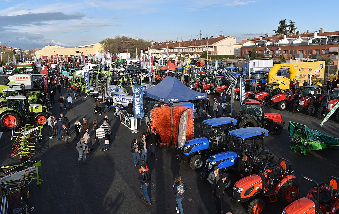👉1950-2025
👉75 anys de la I Exposició Agrícola i Industrial de la Fira de Sant Josep📷
📍1950 I Exposició Agrícola, Ramadera i Industrial a la plaça davant l'Ajuntament. Foto Calafell.
📍1957 Av. de la Generalitat. Foto R. Ripoll.
📍2015 Camí de Belianes.
📍2023 Ronda Ponent
