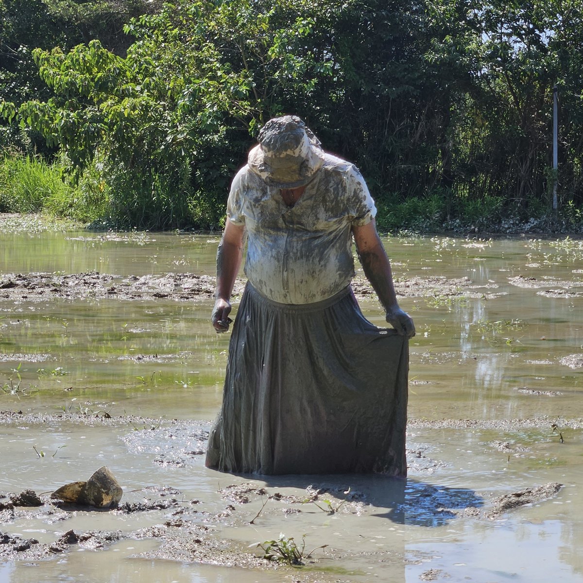 ブラウス＋スカートでの泥んこ遊びその4。