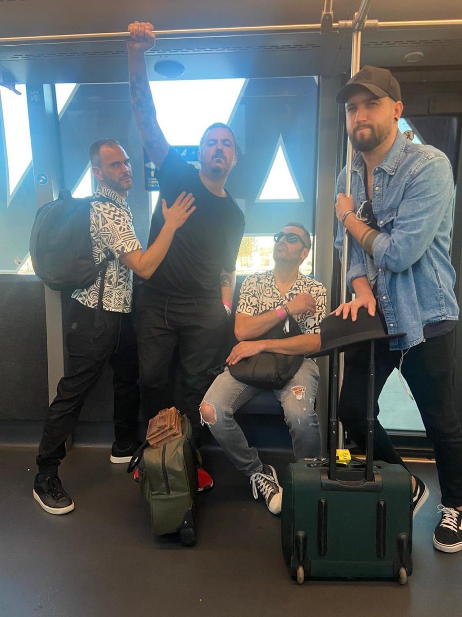 somosembusteros's tweet photo. ¡Queda un mes para el segundo asalto del #VértigoTour! 🚀 Nos morimos de ganas por pisar de nuevo los escenarios y revivir muchos más momentos como estos. 🥹🤍 ¿Dónde nos veremos, familia?

#tbt #embusteros #vértigo https://t.co/1BhG5X3gh8