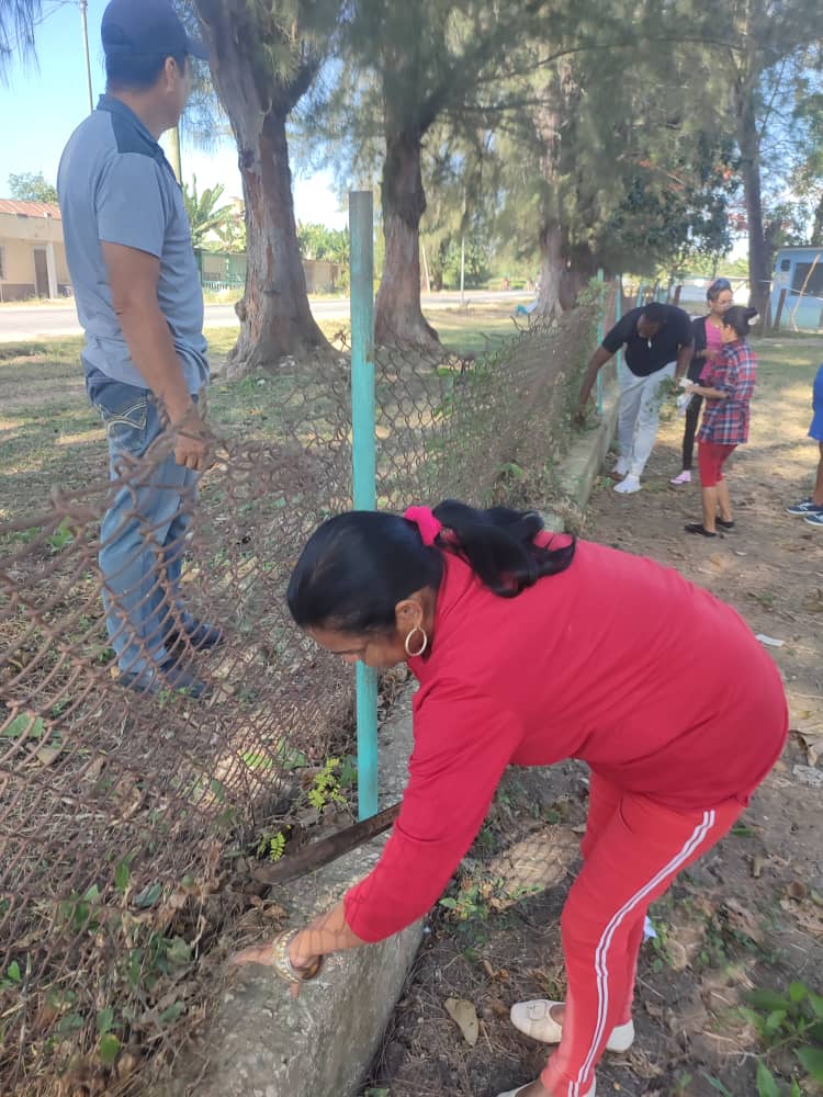 La comunidad educativa de #Contetamaestre #SantiagoDeCuba trabajan en el embellecimiento de las instituciones educativas por el 130 aniversario del Grito de Baires #CubaMined <a href="/RaulSamon/">Raúl Samón Soto</a> <a href="/KarelVazquez123/">Karel Vázquez López</a>
