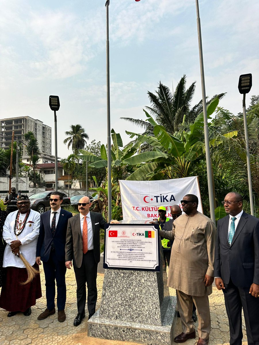 TC_YaoundeBE's tweet photo. Nous avons inauguré le Parc de l'Amitié Türkiye-Cameroun, construit par la TİKA, avec le Maire de Douala, M. Roger Mbassa Ndine.
@TikaYaounde https://t.co/fKfgsbQtJa