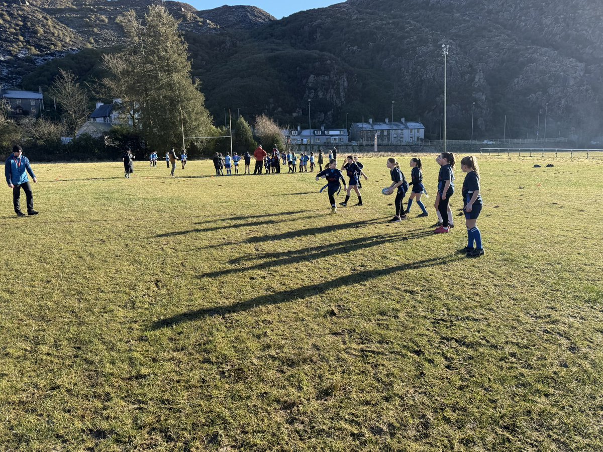 Swyddog Rygbi Dolgellau 🏉🏴 (@dolgellaurugby) on Twitter photo Diwrnod llawn hwyl yn rygbi Tag <a href="/urddmeirionnydd/">Urdd Meirionnydd</a> yn @broffestiniog Heddiw ma. Merched 5 a 6 yn colli yn extra Time yn y chwarteri ar ol dod yn ail yn ei grwp. Tim 3 a 4 Cymysg yn Enill 4 a colli 2 i ddod 3ydd yn Cyngrhair a just methu allan at fund trwy. Diwrnod llawn hwyl yn rygbi Tag <a href="/urddmeirionnydd/">Urdd Meirionnydd</a> yn @broffestiniog Heddiw ma. Merched 5 a 6 yn colli yn extra Time yn y chwarteri ar ol dod yn ail yn ei grwp. Tim 3 a 4 Cymysg yn Enill 4 a colli 2 i ddod 3ydd yn Cyngrhair a just methu allan at fund trwy.