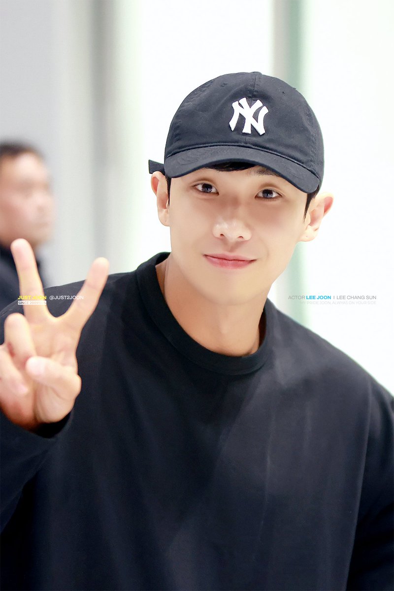 JUST2JOON's tweet photo. 250122 ~ 250130
🌴 SBS 정글밥2 입.출국 ✈
- 누가봐도 더운 나라 가는 사람.1
(feat. 크록스 신고 왔다고 자랑함)
- 피부 탔냐며 마스크 벗고 보여줬는데
커피 콩알이 되어 돌아온 사람.1🧒🏽(탔음)

#이준 #LEEJOON #이창선 https://t.co/ybXE5WsEeW