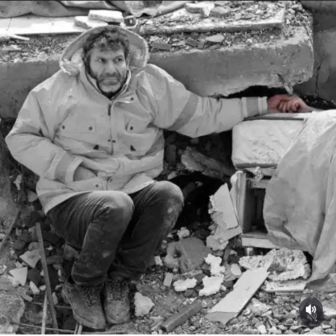 Şu fotoğrafa bakıpta hala RANT peşinde koşanlar için bu sadece bir resimdir...... Oysa azıcık vicdanı olanlar için kocaman cilt cilt yaşanmışlıktır.. .....