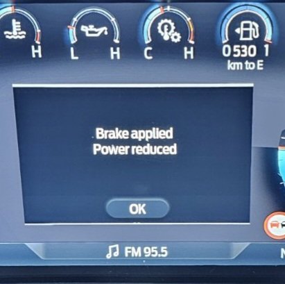 Некој кадарен да ми објасни зошто ова почна да ми излегува на секое кочење. Разбирам шо значи, ама не знам *шо значи*, ако ме разбираш 😎 Фала однапред