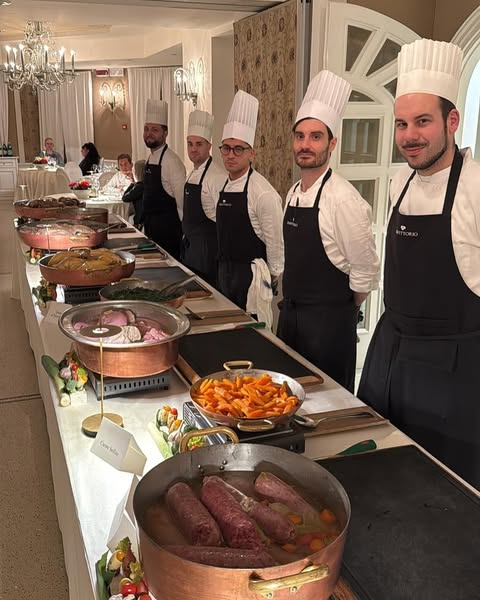 DaVittorioIT's tweet photo. l piacere della tradizione: le serate del Bollito da #DaVittorio 📷📷
Ogni serata dedicata al Bollito è stata un viaggio nei sapori autentici della tradizione, un momento di convivialità in cui il gusto incontra il calore dell’ospitalità. https://t.co/F30l7UiQsk