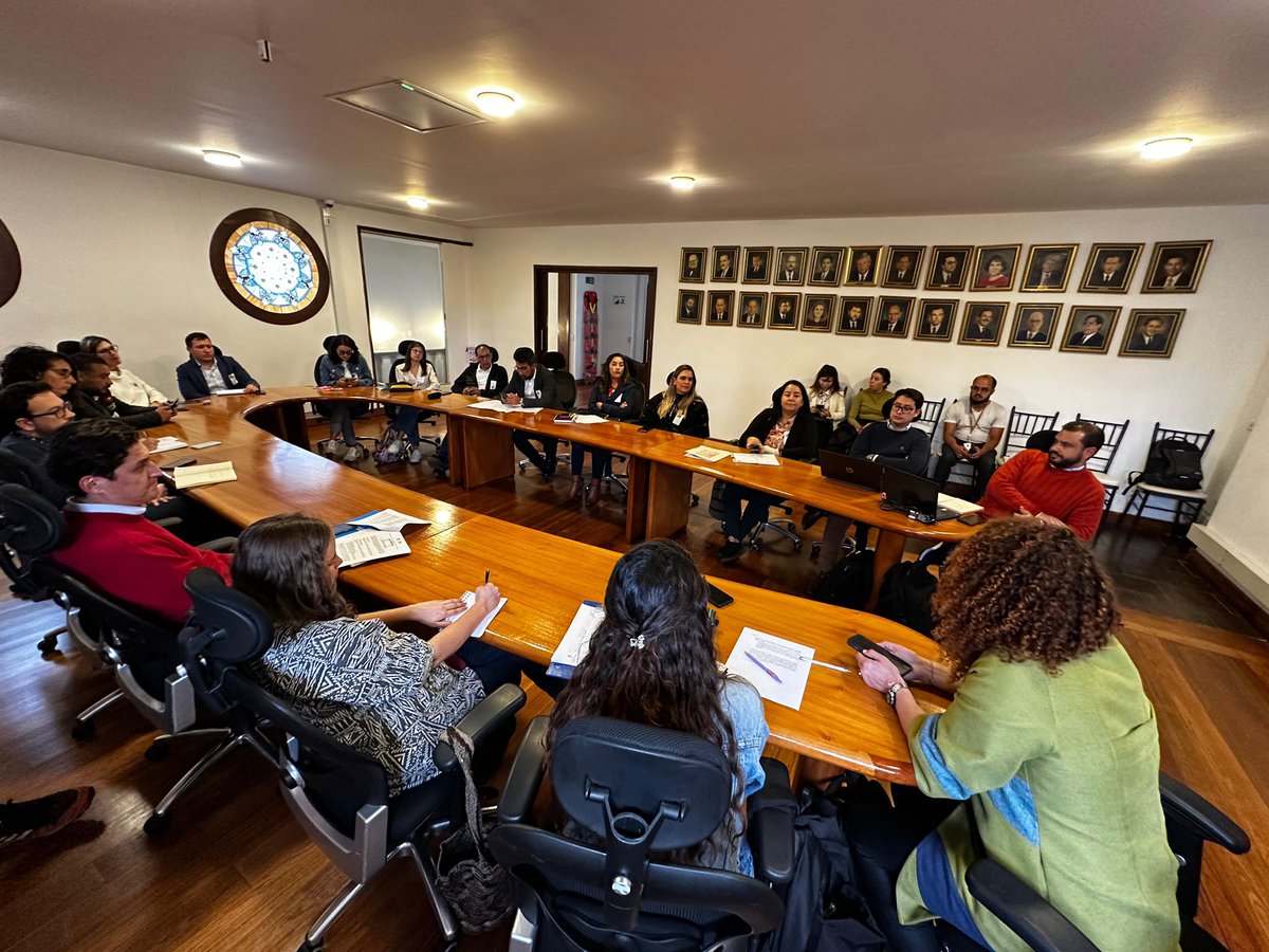 Donka_At's tweet photo. Uno de los logros alcanzados junto a las organizaciones comunitarias en el Plan Distrital de Desarrollo fue la inclusión de las alianzas público-populares. Convocamos a @DesarrolloBta, @integracionbta y @secredistmujer para construir una ruta que haga realidad este artículo, un reto complejo que sacaremos adelante.  La institucionalidad no está diseñada para trabajar articuladamente con la gente pero hay que buscarle la comba al palo, ser creativos y poner toda la capacidad institucional al servicio de su implementación. Seguimos…