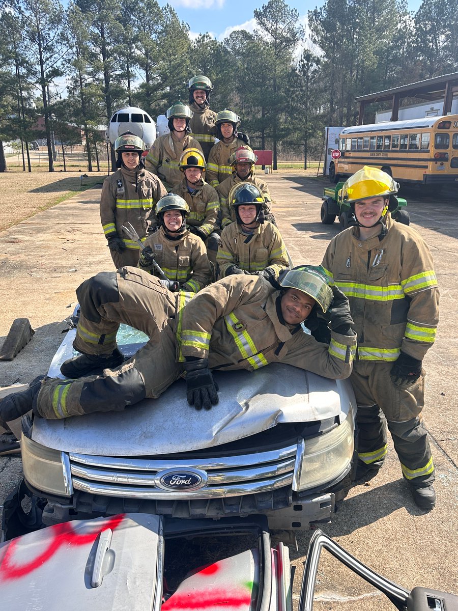 MSFireAcademy's tweet photo. Week 5 wrapped up for #Class213. Ch. 23, 24, 25: Advanced Fire Suppression, Vehicle Extrication, & Assisting Special Rescue. They also executed the Night Burn, the box maze, & entanglement drills. Graduation in two weeks! #MSFA https://t.co/QJPbEzq0Yr