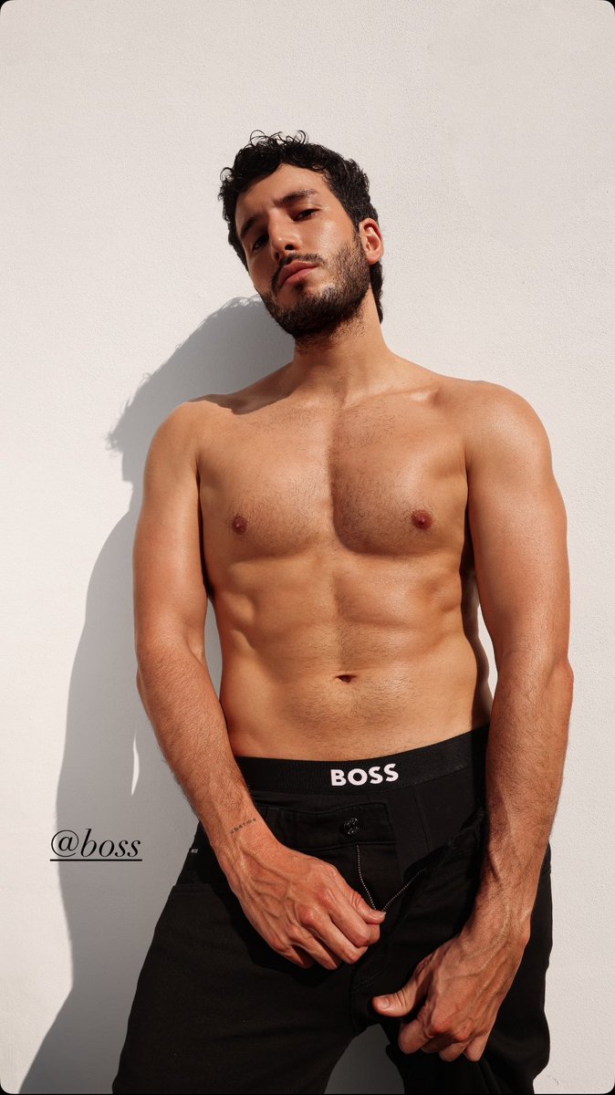 mibocavenenosa's tweet photo. Y él insiste con la mojigatería… Pff! No mijo, siga el ejemplo de #DavidBeckham, #MichelleMorrone, #NickBateman, entre otros… Que si quedaron solo en calzoncillos! Asuma en serio los retos… Gas! #SebastianYatra #BeYourOwnBOSS @SebastianYatra https://t.co/bBSwLt68iE
