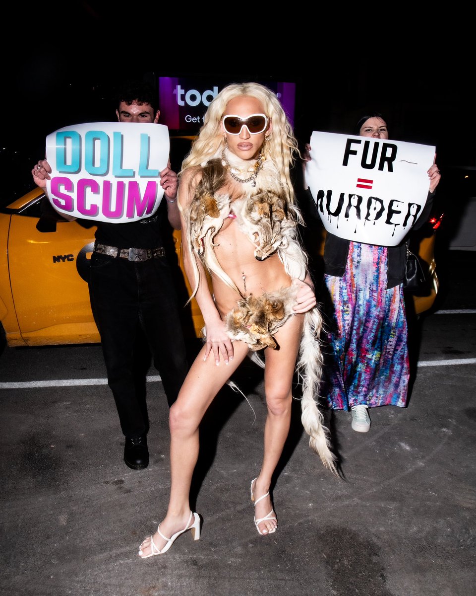 Linuxlicious's tweet image. PAULS DOLLS NYFW: PETA VS. PUTA 🐆🩸