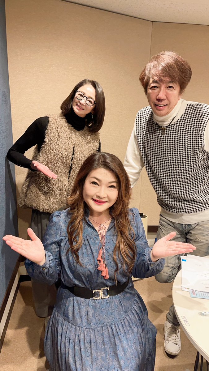 madoka_oishi's tweet image. 昨日は「博也とまどかの歌謡ロード」の収録がありました。
初出演の山形県在住の佐藤善人さんに
こゆりさん、松原健之さん、同い年の野中さおりさんにご出演をいただきました。
放送をお楽しに🎶☺️🎤
#浜博也 さん
#野中さおり さん
#松原健之 さん
#こゆりさん
#佐藤善人 さん