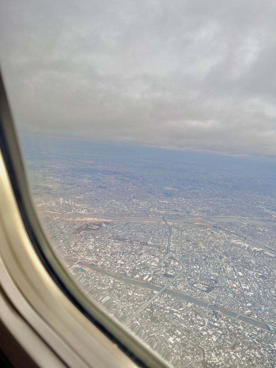 tmy22's tweet photo. Un environnement inhabituel éveille en nous des sentiments inhabituels.

Dans l’avion, je me suis interrogée : pourquoi est-ce que je vis ? Que puis-je laisser derrière moi ?

Mais au bout du compte, aucune réponse n’est venue. https://t.co/dYsID3g8DG