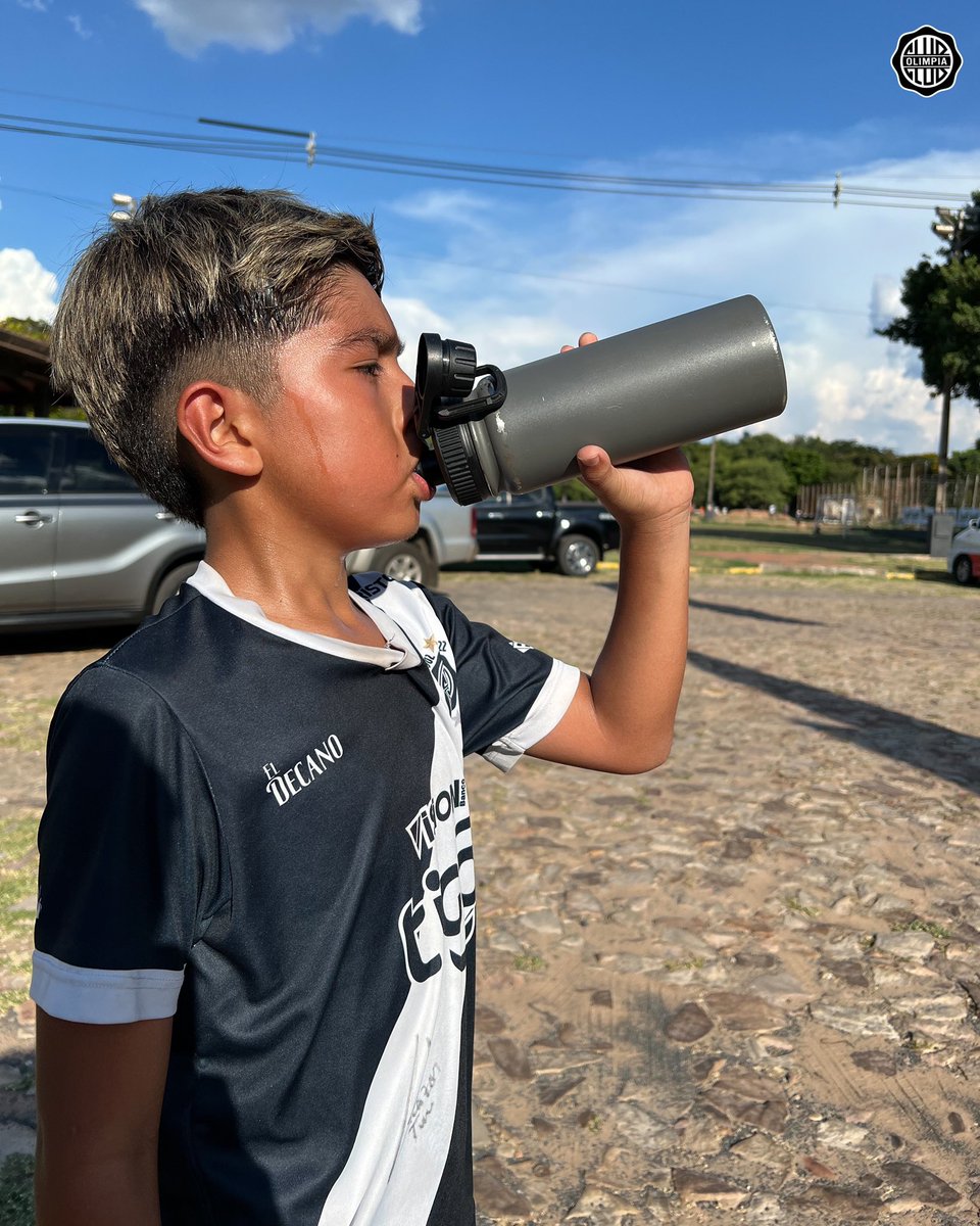 Hidratarse es clave! 💧

⚠️ Ante la ola de calor existente, es importante beber agua antes, durante y posterior a los entrenamientos.

¡A cuidarnos y seguir creciendo juntos! 💪🏻

#SoyDelOlimpia ⚪️⚫️