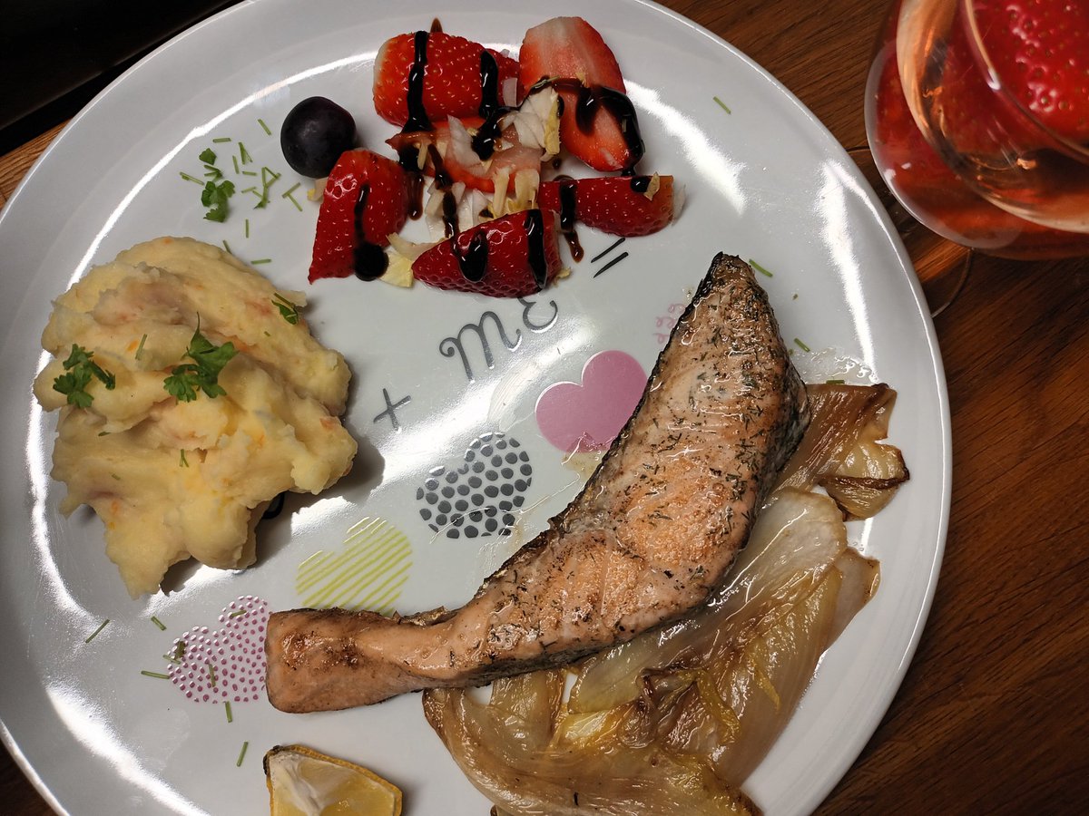 kristallnaach's tweet photo. Die #Hexenküche 🧙♀️ war "angeln"
#Weintag 🍷 😋 🐟 🍇 #Fischtag
#frischgekocht #selbstgemacht
#Kartoffelstampf 🎣 #Lachsfilet
#Chicoree gebraten🍓#Erdbeeren
& dazu🍷#Rosè #Wein 🍇 #Prost https://t.co/NxQYy83N9f