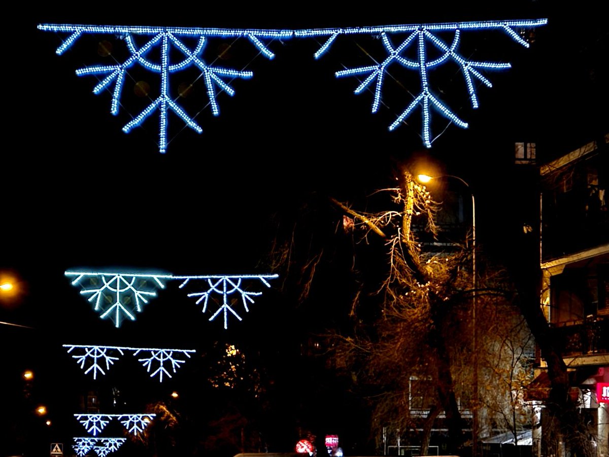 Mr_SanGar93's tweet photo. Iluminación de Navidad de Villaverde (Madrid) 2024-2025, instalada por Iluminaciones Ximénez. #iluminación #alumbrado #navidad #Villaverde #lucesdenavidad #alumbradonavideño #Christmas #citylights #lucesnavidad #christmas2024 #Madrid #Ximenez https://t.co/5CuEiLhT0q