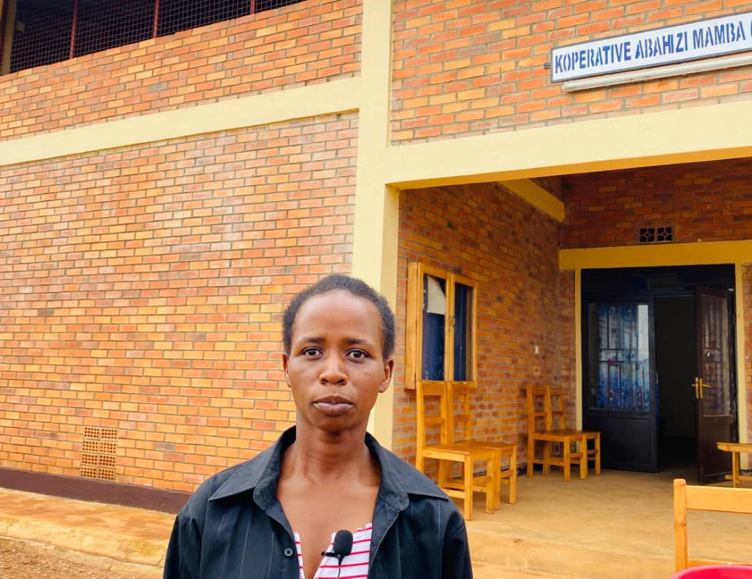 munyengabet's tweet photo. Muhawenimana Agnès, wo muri @GisagaraDistr , mu Murenge wa Mamba, akaba ari n'umwe mu bagize Koperative ikora ubuhinzi yitwa 'Abahizi Mamba', aravuga imyato umushinga #SAPMP wamuhaye amahugurwa n'ingendoshuri muri Korea n'ahandi henshi, byatumye yunguka ubumenyi ku buhinzi. https://t.co/wHmTlP9OF7