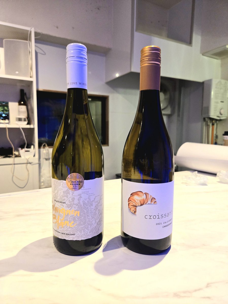 おはようございます🌞
新しい白ワイン入れたのでご紹介💡
ニュージーランドの華やかな香りのソーヴィニヨンブランに加えて　カリフォルニアのバター系の甘い香り、その名もクロワッサン🥐というシャルドネ　ボトルは7500円から
グラスワインもライチの香りの甘口の白あります♥️