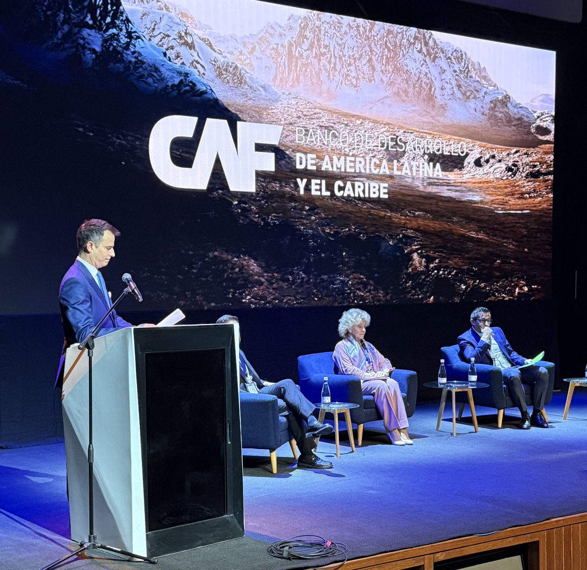 AgendaCAF's tweet photo. #CAFpresente en Ethics in Business Latam 2025, espacio de reflexión y acción, apoyado por nuestro banco, para debatir sobre el cumplimento de leyes, regulaciones y estándares éticos de las empresas en la región.
Para Rodrigo Peñailillo, representante de CAF en Colombia 🇨🇴, es fundamental “nuestra participación en estos debates que permiten fortalecer las instituciones y el sector privado en la región”. En últimas, “tener una mejor democracia y transparencia para beneficio de la sociedad”.
En el encuentro también participó Camilo Cetina, #ExpertoCAF en temas de #TransformaciónDigital, quien conversó sobre lo qué viene para el futuro en relación con el uso de la tecnología para temas de integridad. Un ejemplo de ello es cómo mejorar el desarrollo de los algoritmos y la calidad de los datos para una mejor gobernanza en América Latina y el Caribe.
Uno de los invitados especiales al evento fue el profesor de la Escuela de Negocios de la Universidad de @Harvard, Eugene Soltes, quien compartió puntos de vista esenciales sobre el ejercicio de la ética en las organizaciones. Para el también fundador de Integrity Lab es fundamental partir del entendimiento de las microculturas para superar brechas de transparencia e integridad.