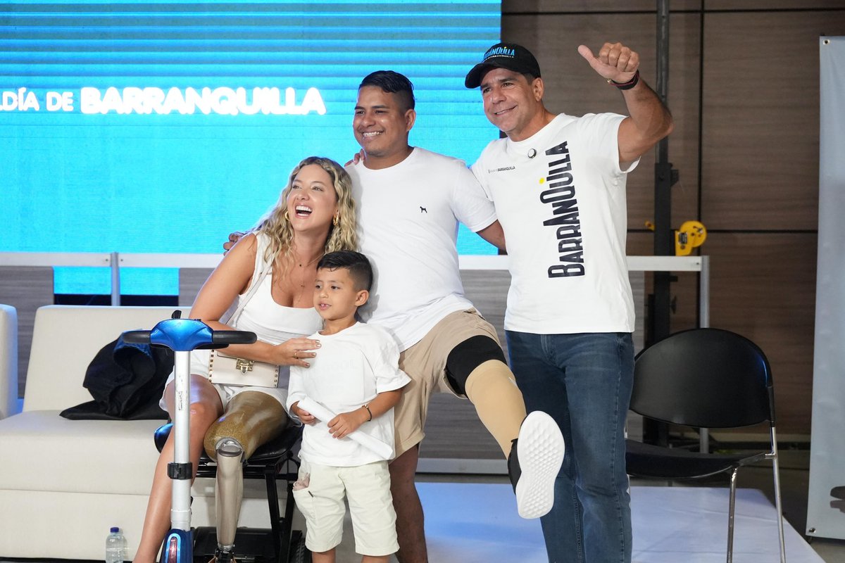AlejandroChar's tweet photo. Hoy es un día de victoria para 25 personas amputadas que cumplen el sueño de volver a ponerse de pie gracias a sus nuevas prótesis.🙏🏻

Inmensamente feliz de vivir días como estos, donde confirmo que si Dios me concedió el honor de ser alcalde de Barranquilla, es para seguir trabajando por la gente que más lo necesita.