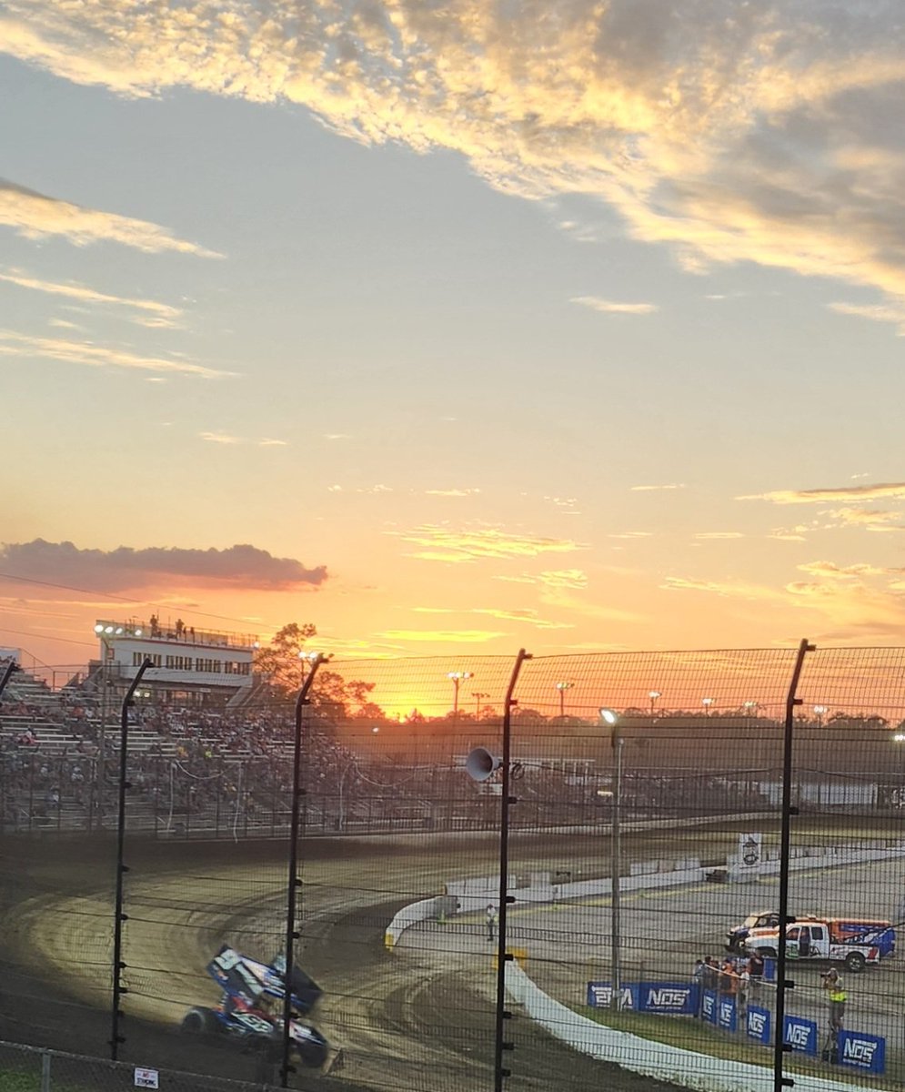 Sunsets and sprint cars 😍
<a href="/VolusiaSpeedway/">Volusia Speedway Park</a>