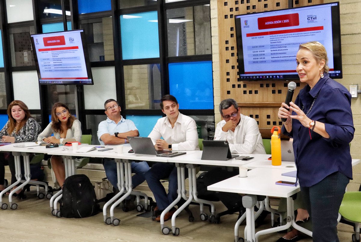 Gobatlantico's tweet photo. 🔬💡 ¡Impulsamos el futuro del Atlántico con MÁS ciencia, tecnología e innovación!

Nuestra secretaria de Planeación, @carangorojas, lideró la primera sesión del año del Consejo Departamental de Ciencia, Tecnología e Innovación - Codecti, donde se adelanta la construcción de la hoja de ruta para el desarrollo de nuestro departamento. 📊

📌 Bajo las Políticas de Innovación Orientadas por Misiones, priorizamos áreas clave como:

✅ Bioeconomía del territorio
✅ Transición energética
✅ Soberanía sanitaria
✅ Derecho humano a la alimentación
✅ Ciencia para la paz

Con esta articulación avanzamos en el plan de acción para los próximos dos años, de cara a la consolidación de un Atlántico MÁS innovador, sostenible y preparado para los desafíos del futuro. 🌍

#AtlánticoParaElMundo 🇵🇱