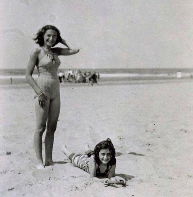 yosoyhonor's tweet photo. Cómo era la vida cotidiana de las personas que vivían hace un siglo o más. 

Te impactará ! 😮

1. Ana Frank fotografiada con su hermana Margot en la playa de Zandvoort, Países Bajos, en 1940. https://t.co/2Cteng25vW