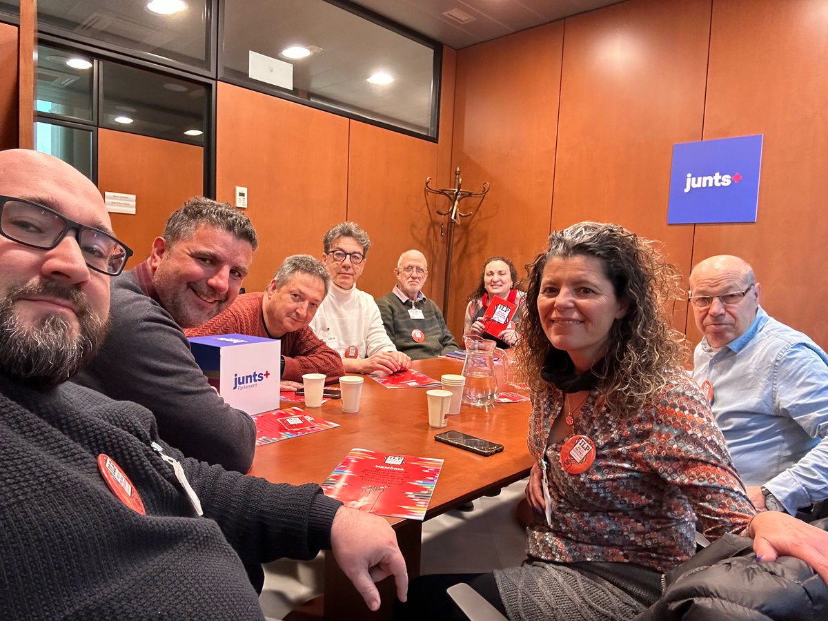 CCOOeducacio's tweet photo. Avui la Plataforma de https://t.co/E9jjHYaVA0 ens hem reunit amb la diputada Anna Erra del Grup Parlamentari de @JuntsXCat per exposar-li la necessitat de l'aprovació de la ILP del 6% per a l'educació al @parlamentcat 

Aquesta ILP ja és un Projecte de País 💪😃 https://t.co/7bKdbRGF7G