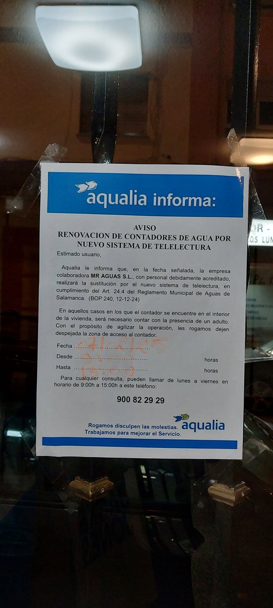Hola, <a href="/aqualia/">aqualia</a>. Al volver del trabajo, vi esta nota en mi portal, sin aviso previo. Da la casualidad de que mi contador está dentro de casa, vivo solo y mañana tengo que trabajar...
Pero como sois "personas que trabajan para personas", seguro que me dais una solución, ¿verdad?