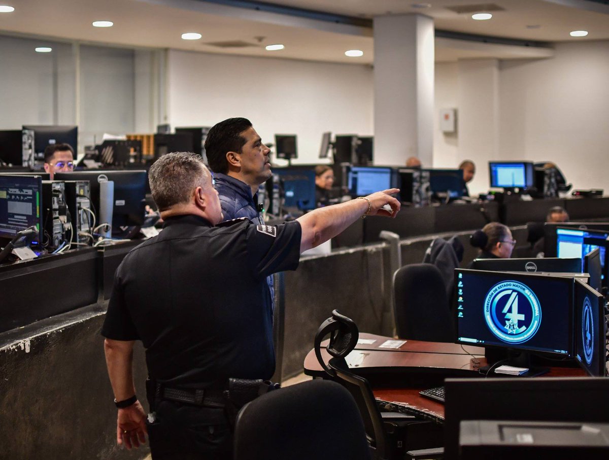 El Presidente Municipal <a href="/LeoMontanezC/">Leo Montañez</a> supervisa el buen funcionamiento del Centro de Control C4 en la #SSPMAGS. Trabaja por la seguridad de nuestro municipio capital. Fue recibido por el Comisario General Antonio Martínez Romo #SeguridadPública