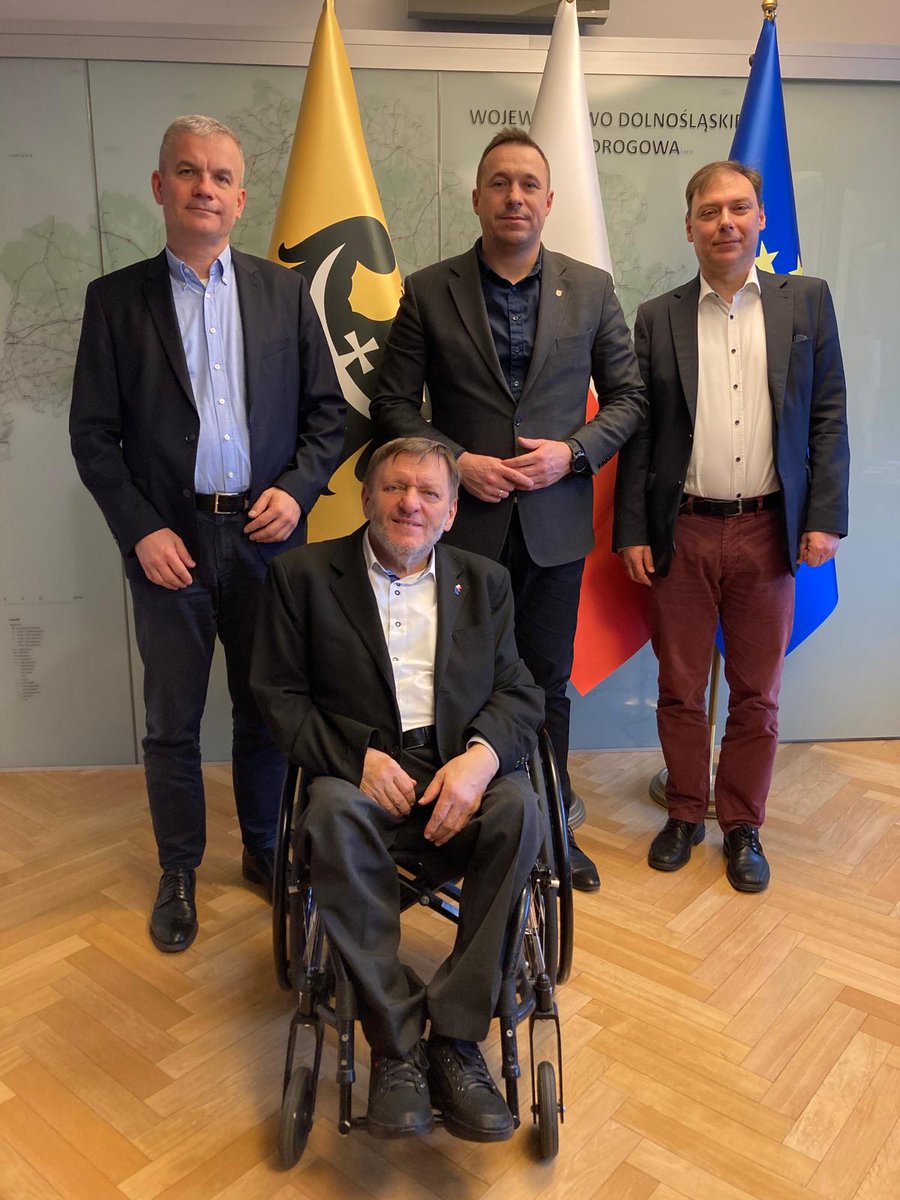 Dziękuję Panu Marszałkowi <a href="/PawelGancarz/">Paweł Gancarz</a> za dobre spotkanie, w trakcie którego wyraził uznanie dla pracy <a href="/Krzyzowa/">Fundacja Krzyżowa</a> a my mogliśmy podziękować za świetną współpracę z <a href="/Dolny_Slask/">Dolny Śląsk</a> . Dz zobaczenia w Krzyżowej!