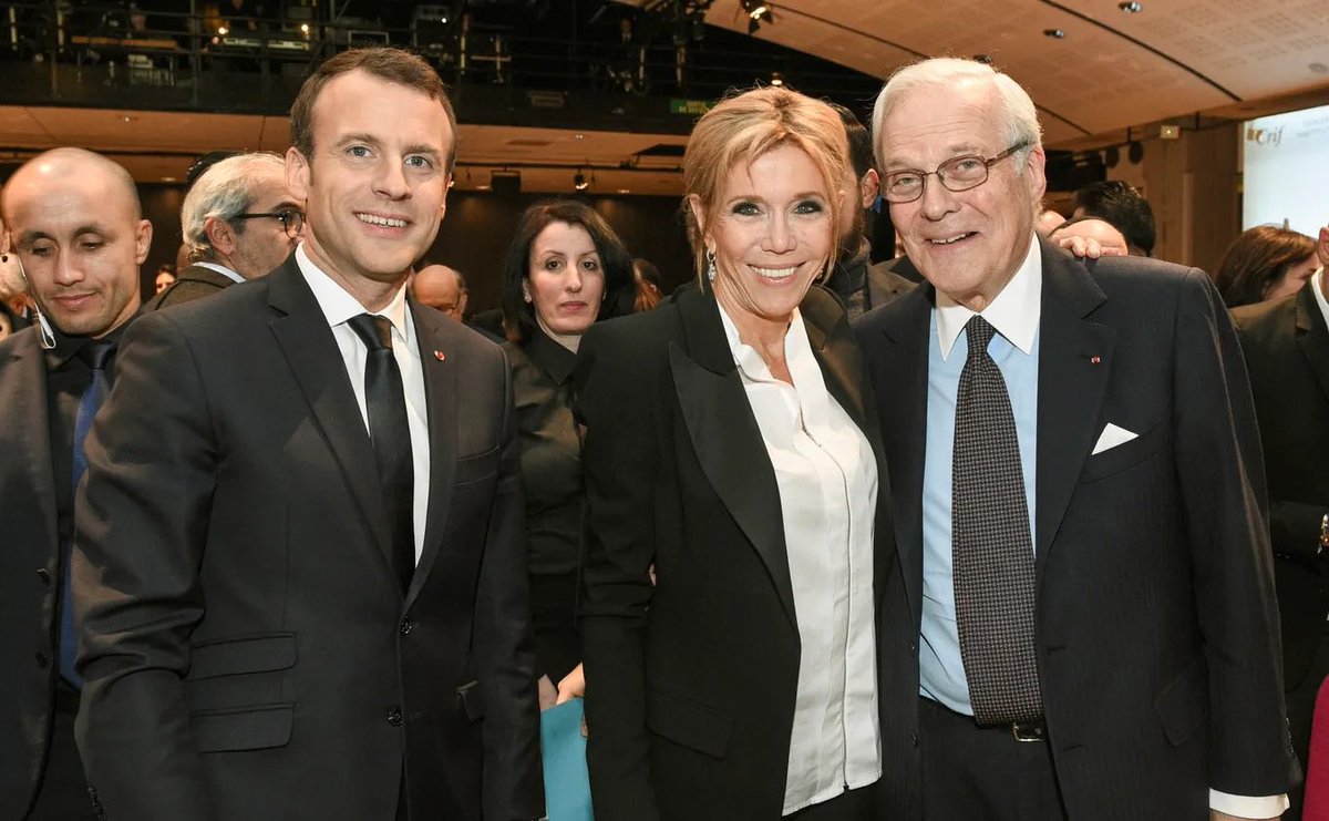 SimoneSimoneFr's tweet image. Les 15 raisons +2 👇(entre autres), qui m’ont amenées à ne jamais toucher un bulletin avec son nom…

Citations du roi autoproclamé datant de sa campagne de 2017 (oui oui il a dit tout ça) :

1. « Il y a dans cette société une majorité de femmes. Il y en a qui sont, pour…