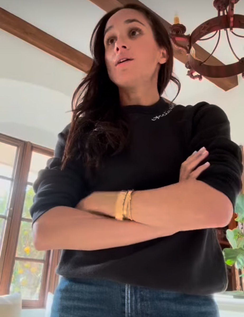 Ellemarieisme's tweet photo. T-SHIRT GATE: Meghan lies about the Billie Eilish t-shirt……
#MeghanMarkle #ManicMarkle #MeghanMarkleTragedyGhoul #MeghanMarkleExposed #BillieEilish
#TShirtGate #MeghanMarkleTShirtGate https://t.co/zX5EEU9sjS