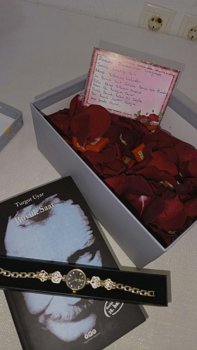 Herkes seni sen zanneder.
Senin sen olmadığını bile bilmeden,
Sen bile..
Seni ben geçerken,
Derim ki,
Saati sorduklarında;
Onu ”O” geçiyordur.
Kimse anlam veremez.
Tamir ettirmedin gitti derler şu saati.
Ettirmek istiyor musun demezler.
✨♥️