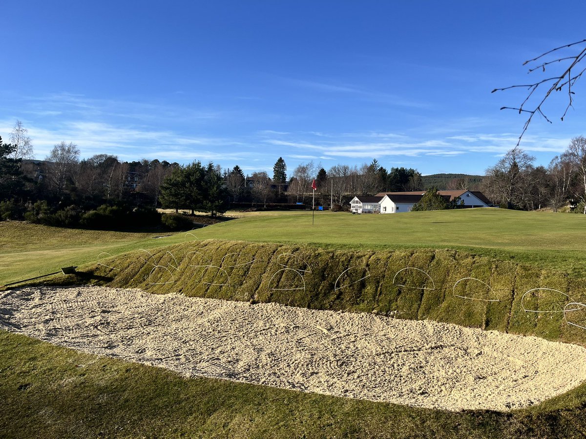 Bunkers getting fresh sand after our reshape 👍 looking good ⛳️