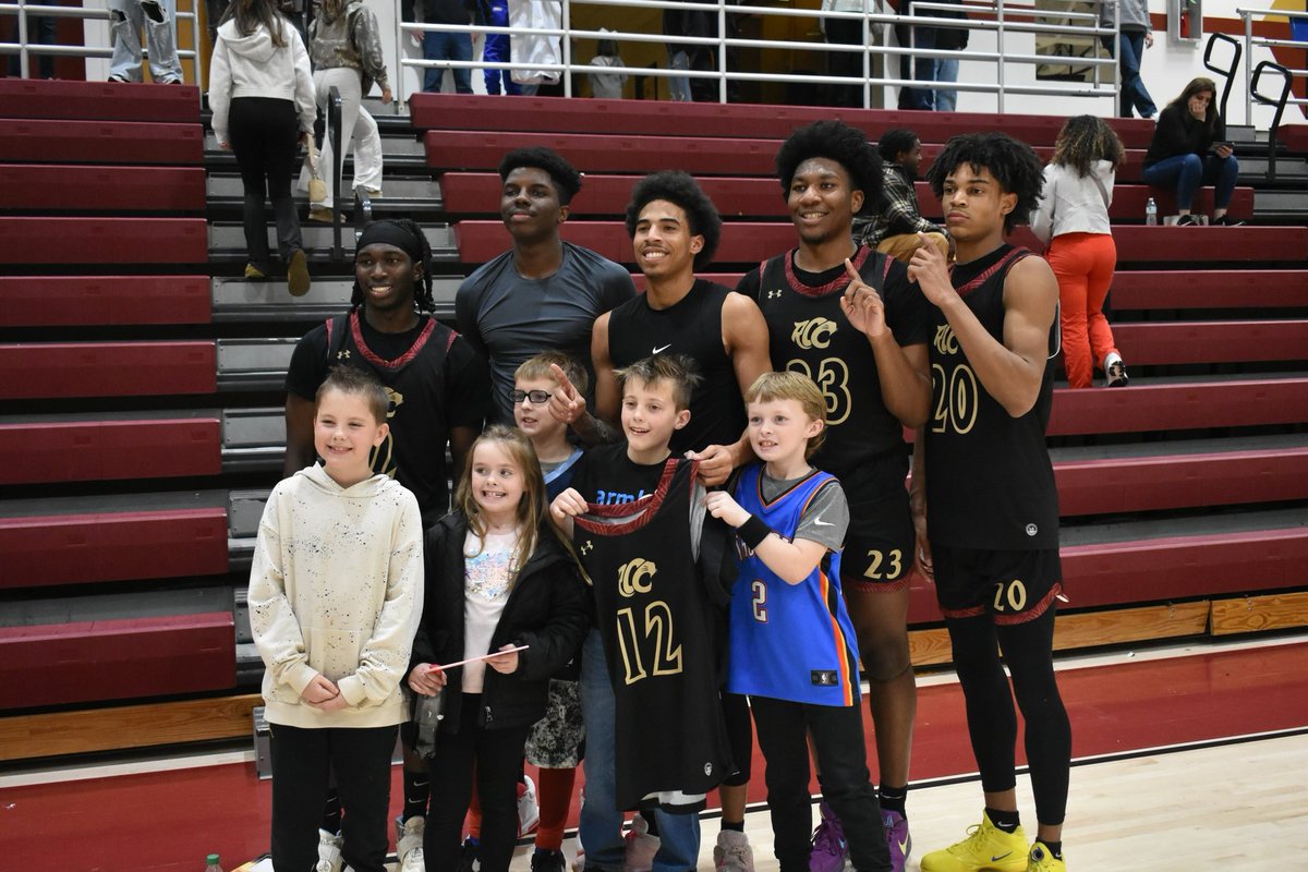 RedlandsCC_MBB's tweet photo. We have our Region 2 Bye today but we want to use this opportunity to thank our community for the support in the first round of conference games &amp; to invite all of you for our last 4 home games of the season.

We are incredibly grateful!!!

#GoRedlandsCougs🐾🐾 
#RunLands🔥🏀💨 https://t.co/kD8jpZm8Qh